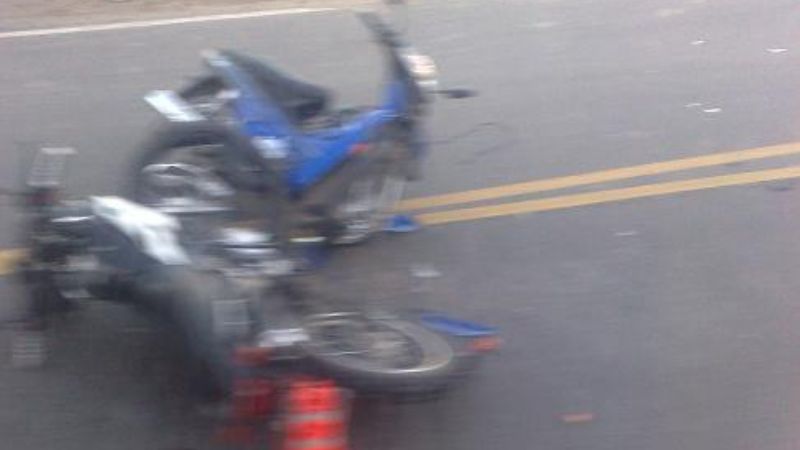 Dos motos impactaron de frente en la curva del Sussex