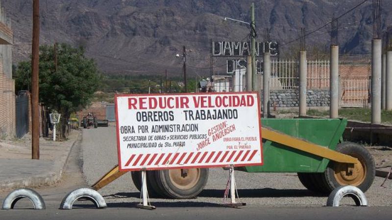 Trabajos de bacheo y repavimentación en Santa María