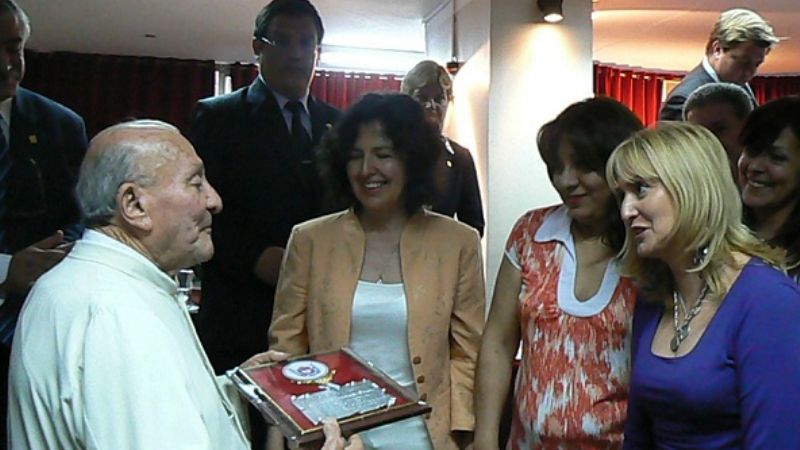 Destacado homenaje al padre Julio Armando Niñoles 