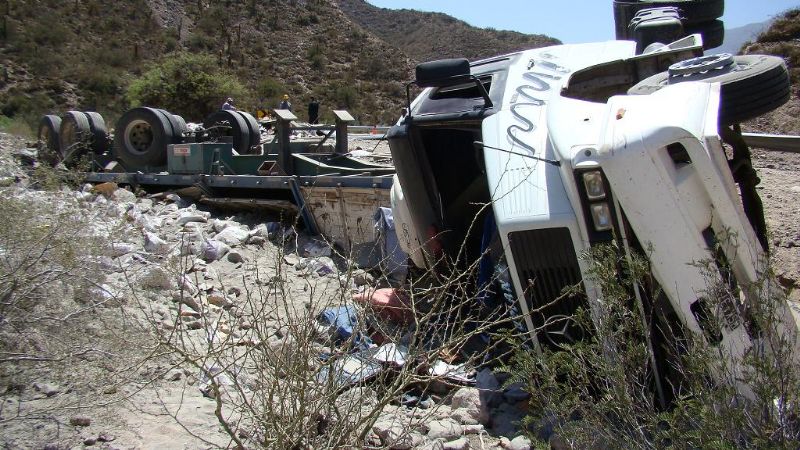 Volcó un camión en la ruta 60