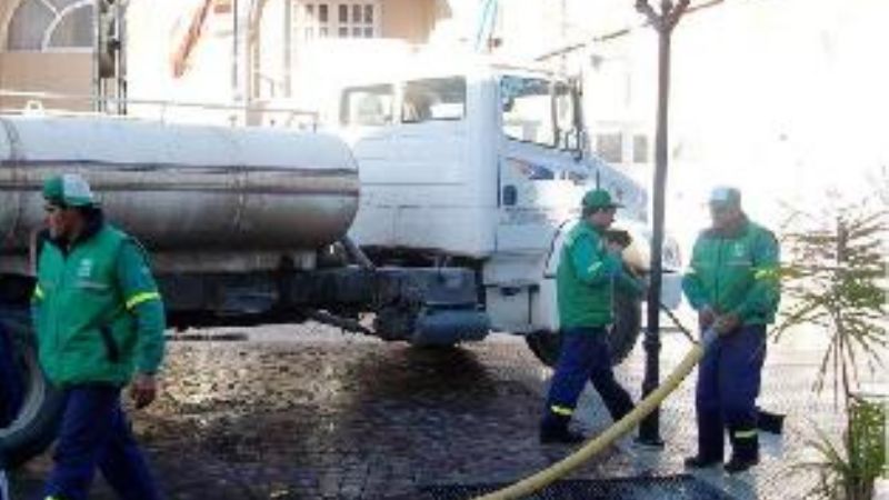 Tareas de limpieza en un tramo de la peatonal Rivadavia 