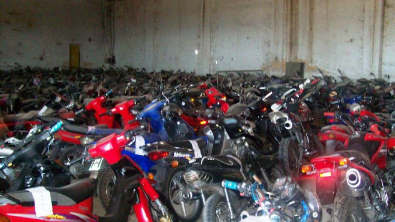 Trasladan gran cantidad de motos a la planta de tratamiento