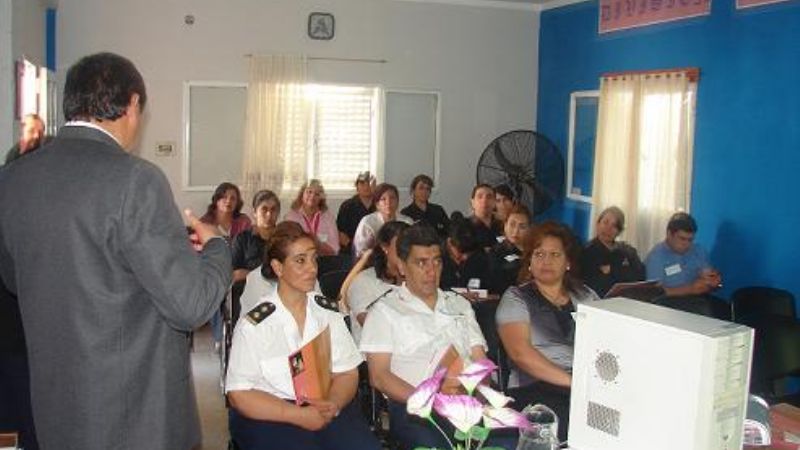 Capacitación para policías y docentes