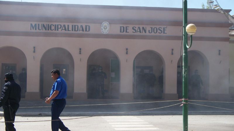 Cuando reasumía Hernández, estalló el conflicto en San José