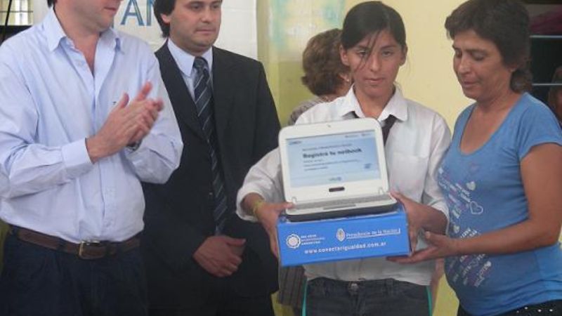 Entrega de netbooks del Programa Conectar Igualdad 