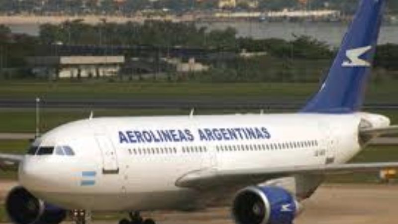 Investigan si un pasajero que venía a Catamarca piloteó avión de Aerolíneas