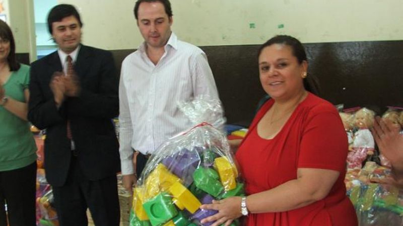 Mera entregó materiales educativos y juguetes en Los Varela