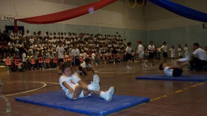 Muestra de gimnasia en la Escuela municipal 