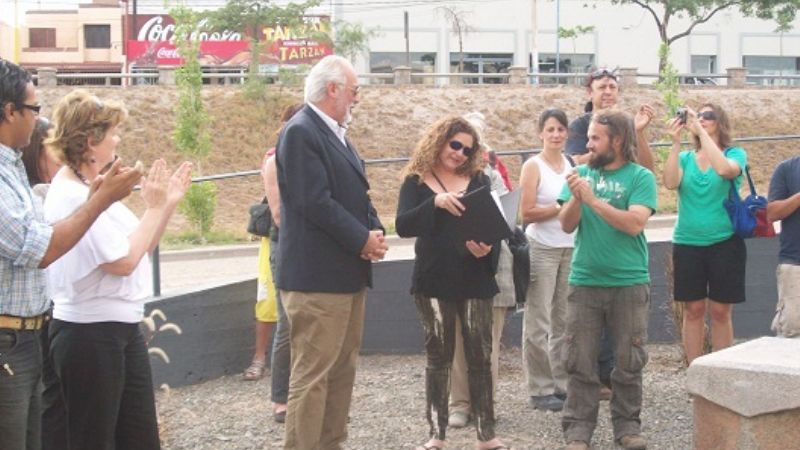 Escultora donó obra de arte de la ciudad Capital 