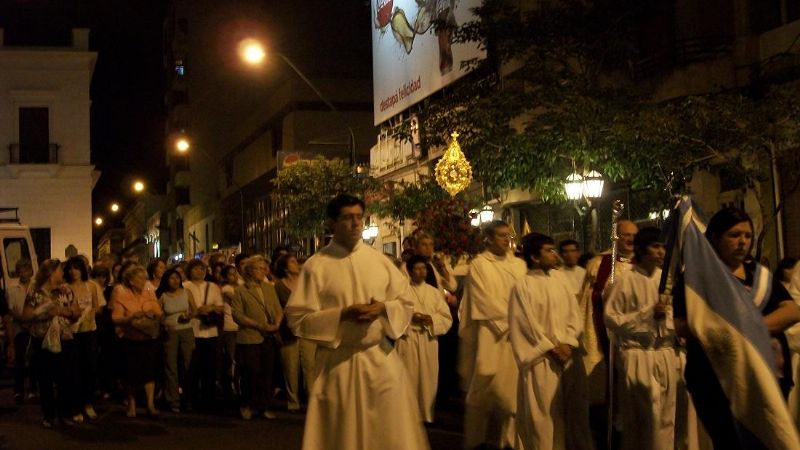 Cientos de fieles dieron inicio a la adoración eucarística perpetua