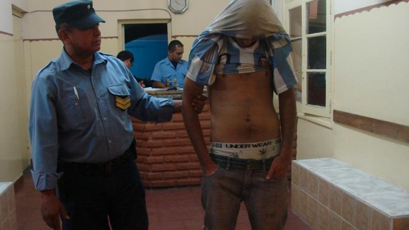 Tras persecución detuvieron a dos jóvenes