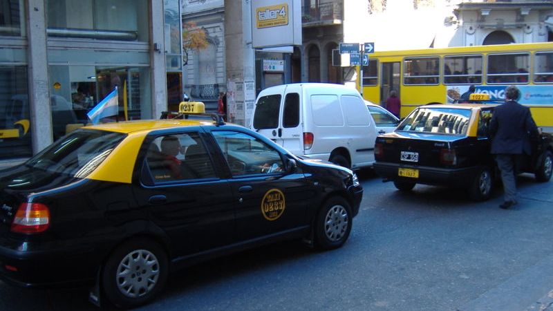 Modifican el método de fijación de tarifas de taxis y remises 
