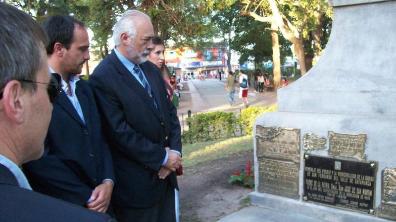 Descubren placa en la Plaza 25 de Mayo