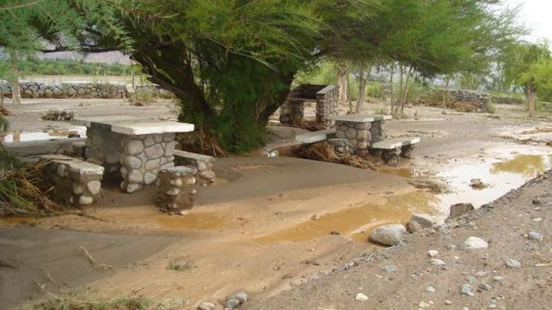 El murallón de la costanera impidió que el agua avance