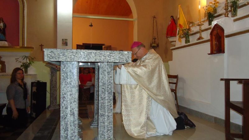 Consagran el altar de capilla en Palo Labrado