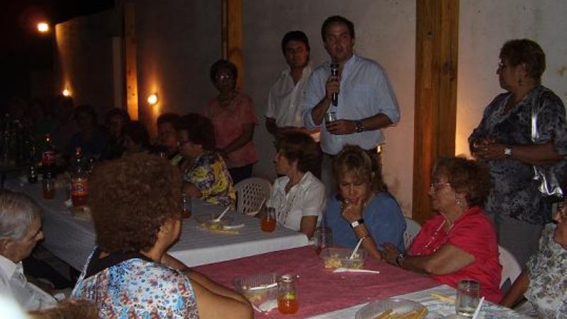 Mera y la Regional de ANSES entregaron computadora a centro de jubilados