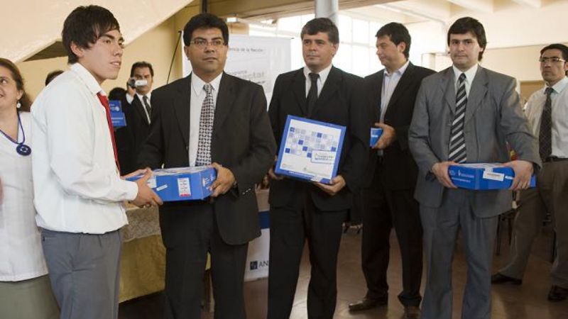 Ya se entregaron las primeras netbooks a alumnos de la Escuela Apolo 