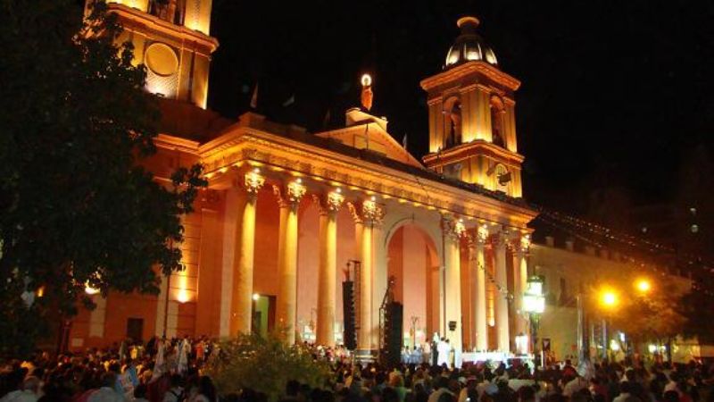 La Virgen del Valle peregrinó anoche a la vuelta de la plaza