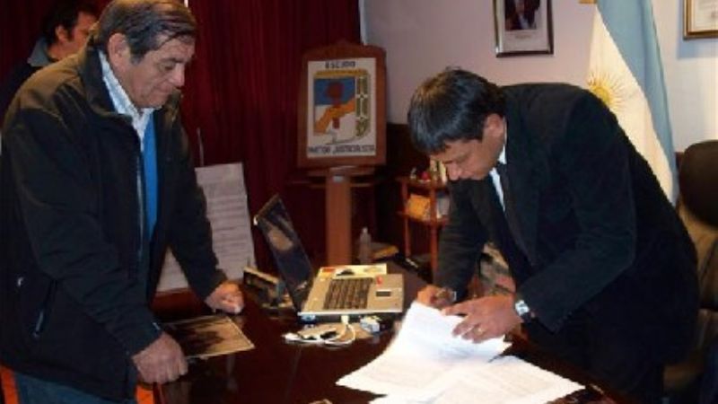 Firman contrato para inicio de obras en calle 25 de Mayo