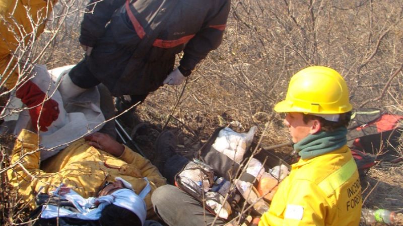 Brigadista intentaba calmar el fuego y cayó al precipicio