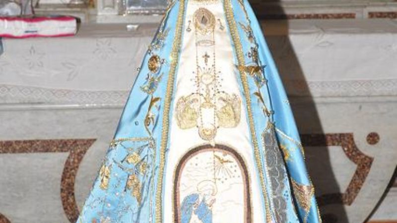 La Virgen estrenó nuevo manto
