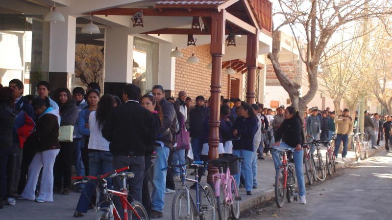 Cientos de jóvenes en busca de un puesto de trabajo en la mina