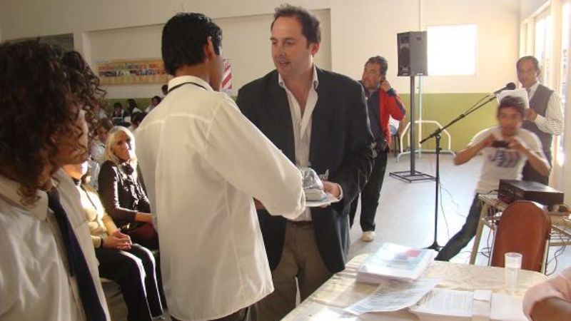 Mera entregó computadoras a escuela de Belén