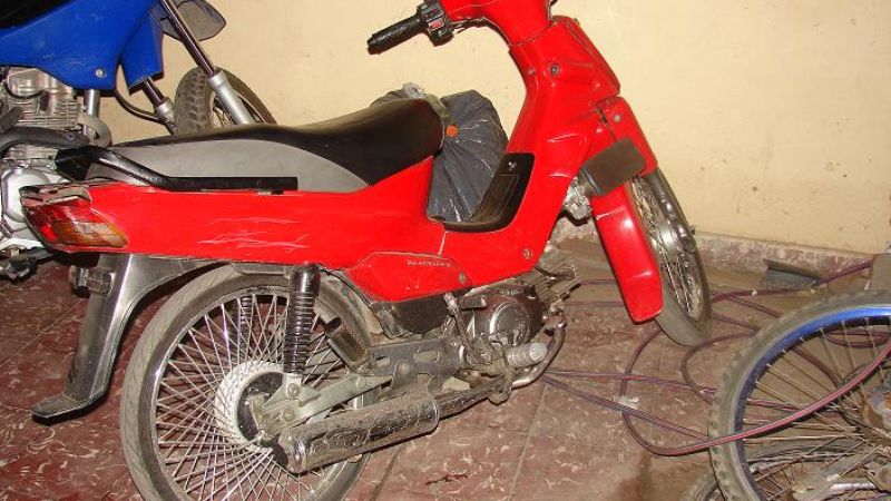 Recuperan una moto y arrestan a dos personas