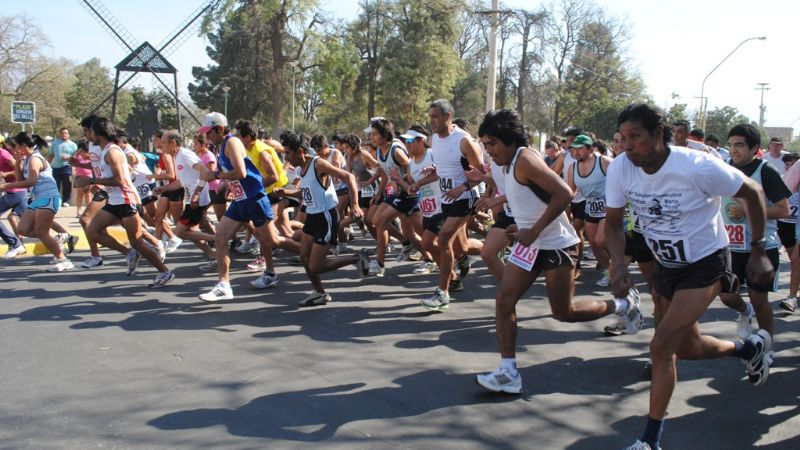 Atletas riojanos ganaron la maratón por el 38° aniversario de la UNCA