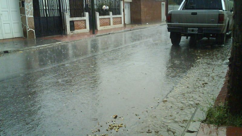 Llueve y cae granizo en algunos sectores del Valle Central