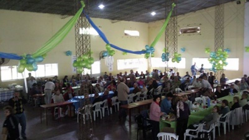 Aguirre participó en festejos de jubilados 