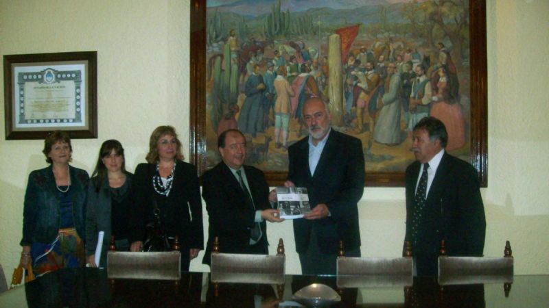 Guzmán recibió libro sobre la historia de Radio Nacional Catamarca