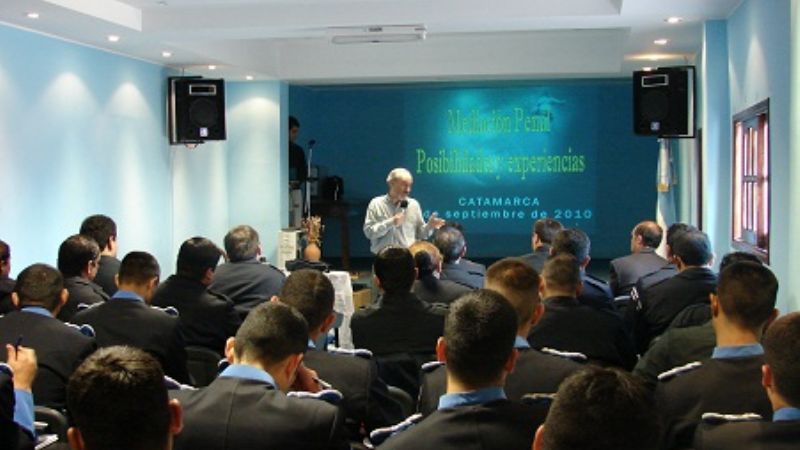 Capacitación a policías y cadetes