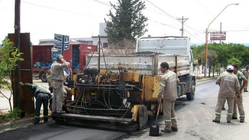 Trabajos de bacheo y mantenimiento de calles en la Capital