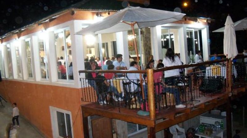 Herrera inauguró un complejo gastronómico y entregó 10 viviendas más 