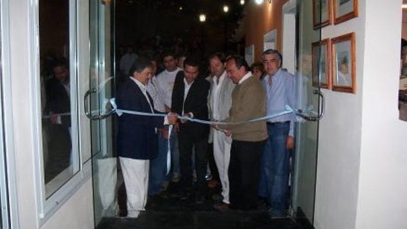 Herrera inauguró un complejo gastronómico y entregó 10 viviendas más 