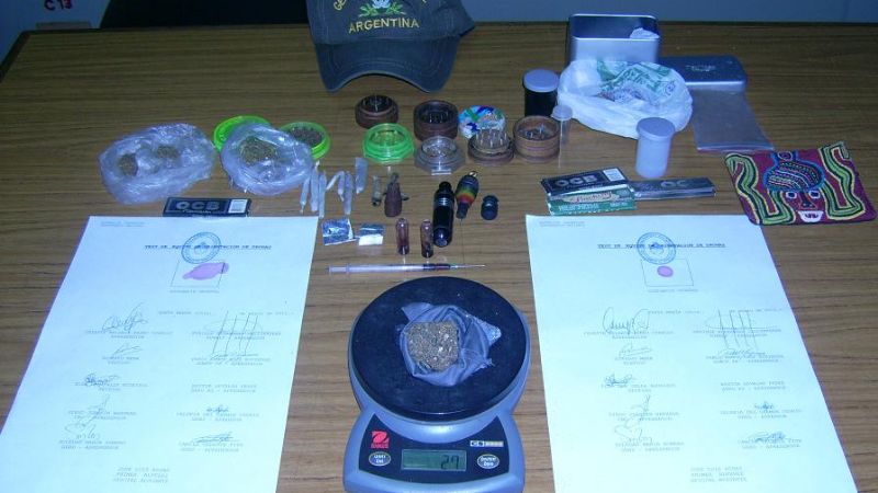 Detienen a 3 mochileros con marihuana