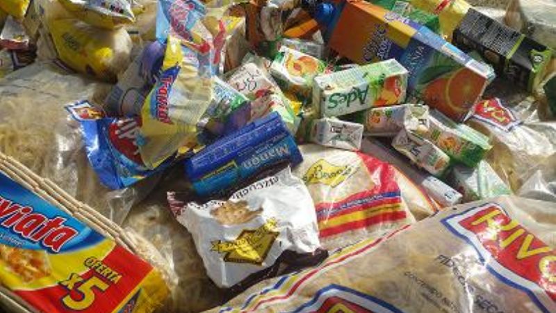 En operativo de bromatología incineran alimentos vencidos