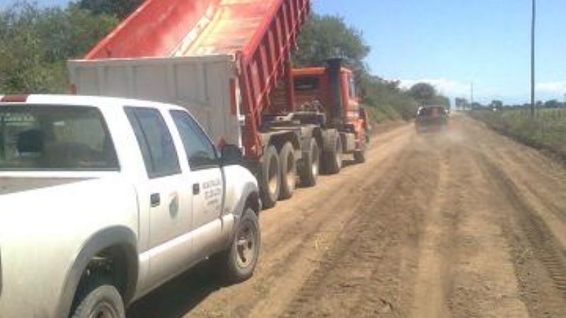 Avanzan los trabajos de mejoramiento de caminos en Los Altos