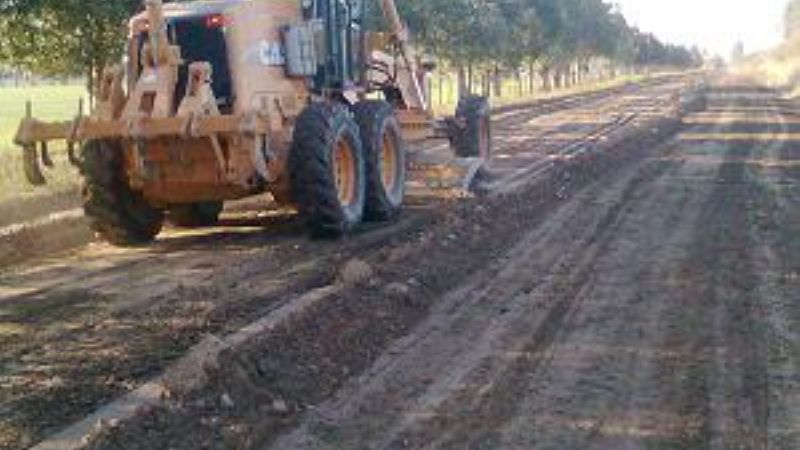 Avanzan los trabajos de mejoramiento de caminos en Los Altos
