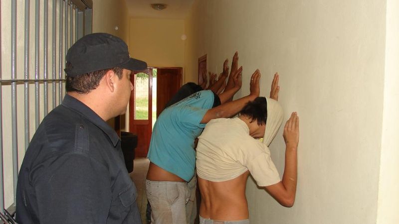 Detienen a 5 jovenes con marihuana y cocaína