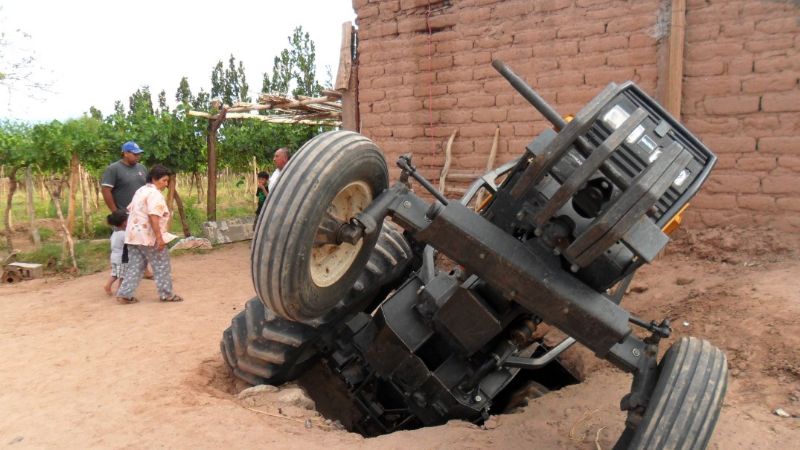 Tractor de Extensión Rural cayó a un pozo ciego