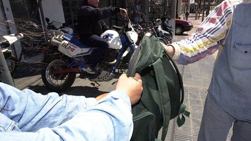 Le arrebataron la cartera con $4.000