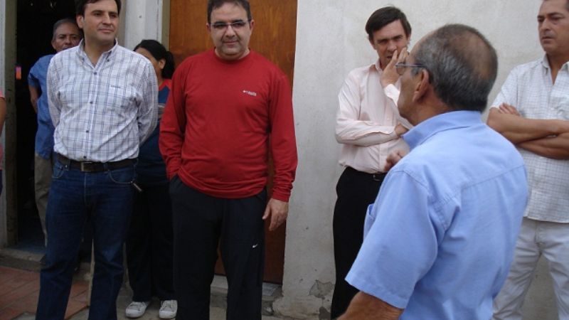 Raúl Jalil  junto a  vecinos del Barrio Parque Norte