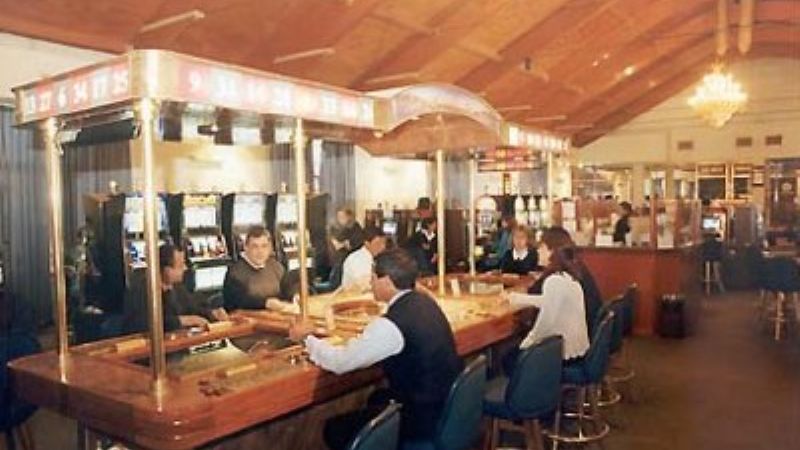 Jugador se enfureció con una máquina tragamonedas y la destruyó