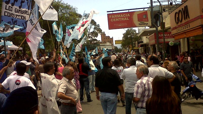 Caminatas del FCS y del FPV se cruzaron en pleno centro