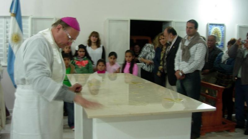 Bendicen el templo y consagran el altar en Las Esquinas 