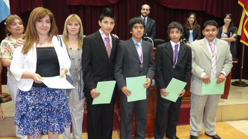 Distinguen a estudiantes que participaron en Feria de Ciencias en Paraguay