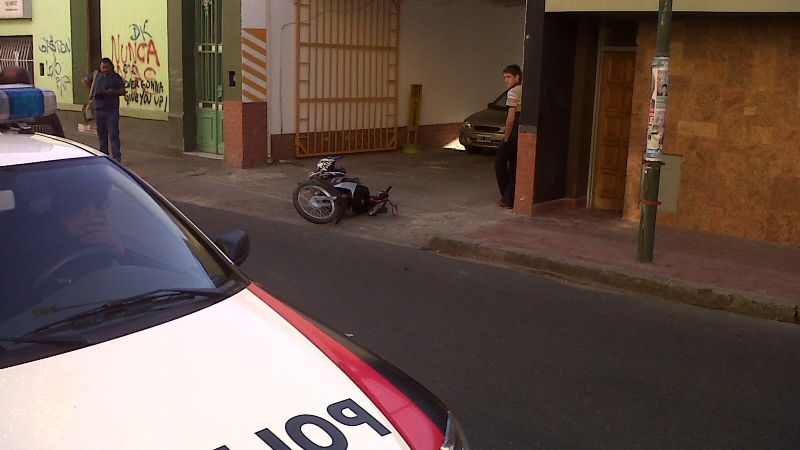 Esquivó un auto que salía de una playa y terminó en el hospital