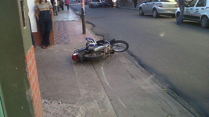 Esquivó un auto que salía de una playa y terminó en el hospital
